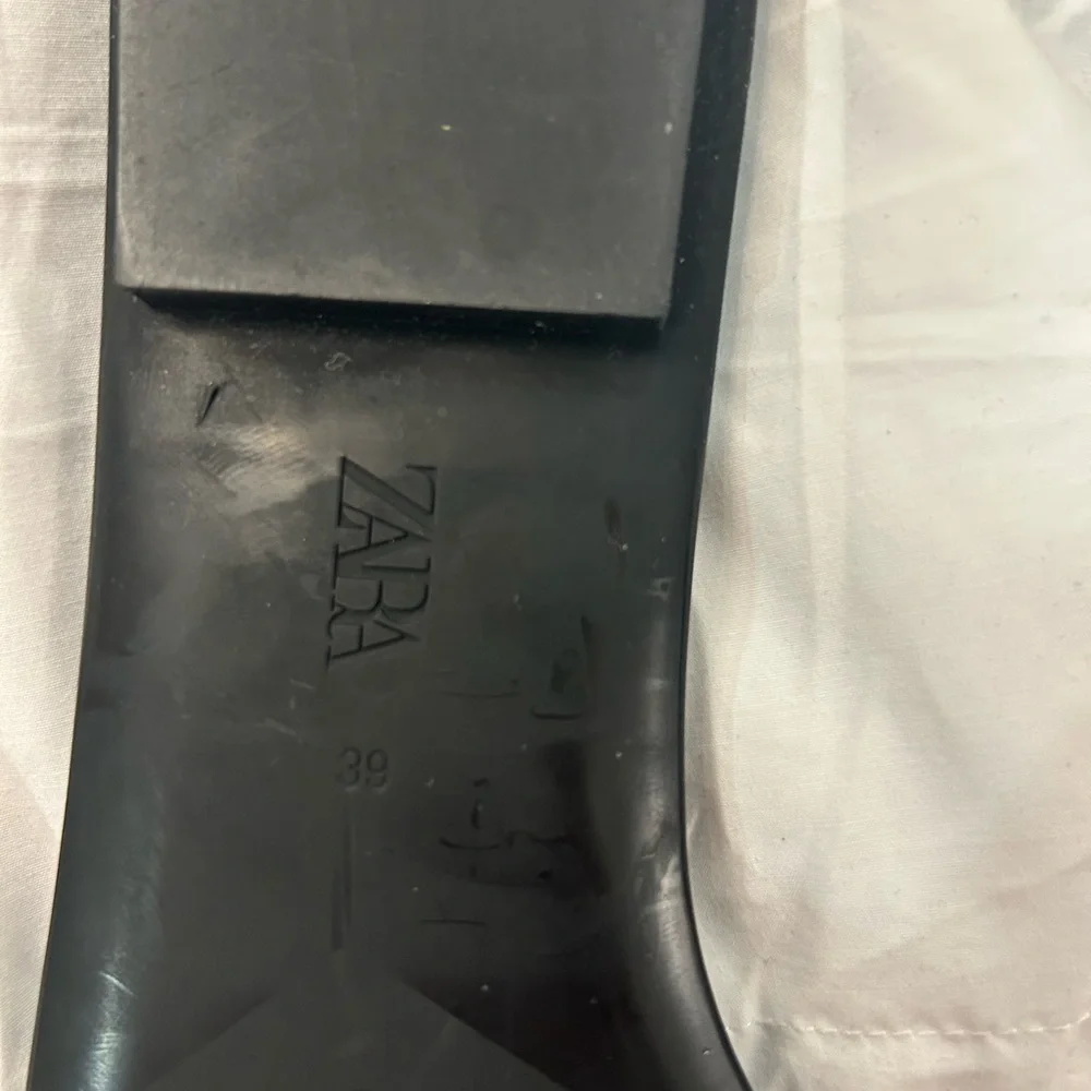 Zara Women's Black Sandals with Silver Accents - Picture 4 of 4